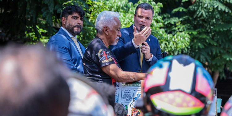 Rodrigo Sá lidera diálogo com mototaxistas e PL polêmico é retirado de tramitação para ajustes