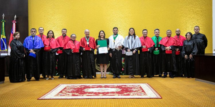 Reconhecimento à excelência acadêmica: UEA concede título de Doutor Honoris Causa ao jurista espanhol Ricardo Alonso García