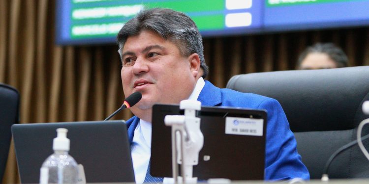 Presidente David Reis anuncia adiantamento salarial dos servidores da CMM