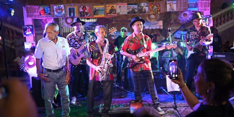 Caravana Beiradão invade o Largo São Sebastião com música de qualidade e muito humor