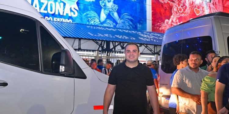 Modernização do Bumbódromo de Parintins vai impulsionar ainda mais o festival, afirma Roberto Cidade