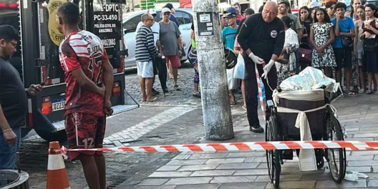 Homem que circulava com o corpo do pai idoso no Centro de Manaus é preso por ameaçar e injuriar a ex-namorada