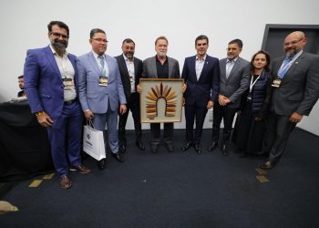 Governador Wilson Lima apresenta a Arnold Schwarzenegger papel estratégico do Amazonas na agenda climática global e na defesa dos povos da floresta