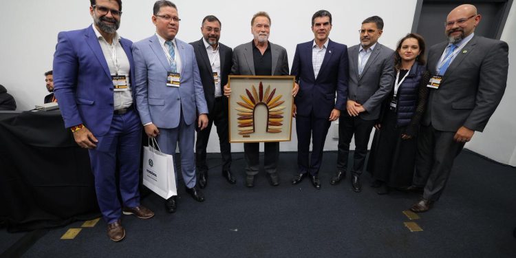 Governador Wilson Lima apresenta a Arnold Schwarzenegger papel estratégico do Amazonas na agenda climática global e na defesa dos povos da floresta