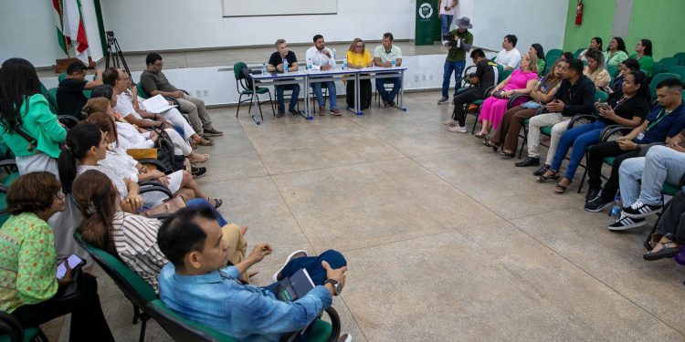 Em Parintins, reitor acompanha implantação de inédito mestrado em rede coordenado pela UEA