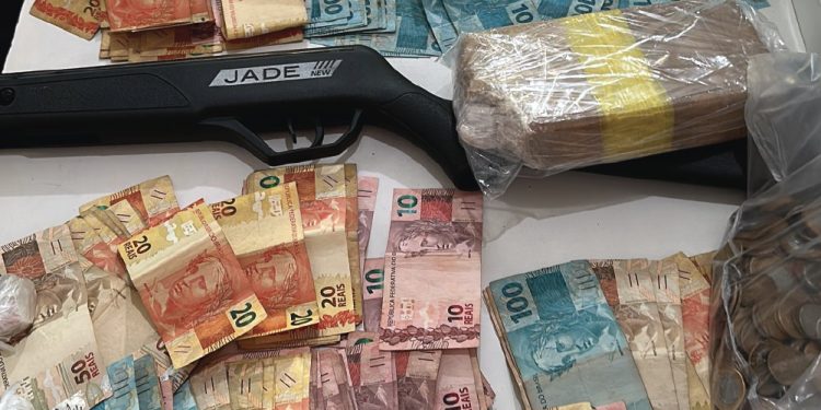 Operação Manicoré Segura: PC-AM e PMAM prendem quatro homens com drogas, R$ 25 mil e arma de pressão