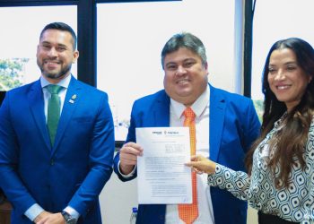 Presidente David Reis assina termo para reforçar defesa do consumidor em Manaus