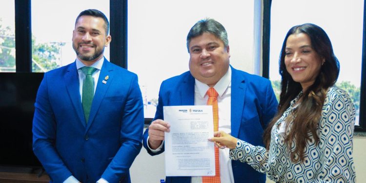 Presidente David Reis assina termo para reforçar defesa do consumidor em Manaus