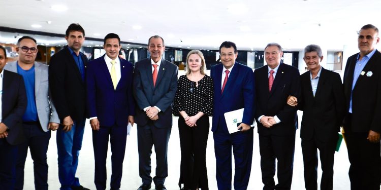 Senador Omar lidera comitiva do Amazonas em reunião com o governo para defender diálogo entre setor produtivo e meio ambiente no sul do estado