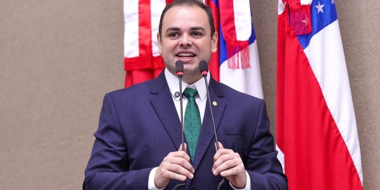 Em data dedicada à ciência, presidente Roberto Cidade celebra política de incentivo à pesquisa nas escolas