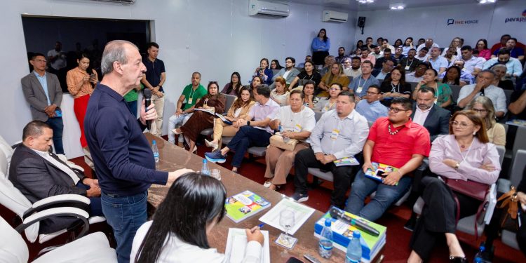 Senador Omar reúne secretários de saúde de todo o Amazonas para construir soluções duradouras para o sistema público