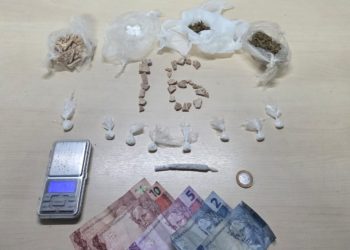 Polícia prende cinco pessoas e apreende adolescente suspeitos de envolvimento com tráfico de drogas