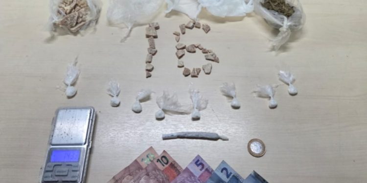 Polícia prende cinco pessoas e apreende adolescente suspeitos de envolvimento com tráfico de drogas