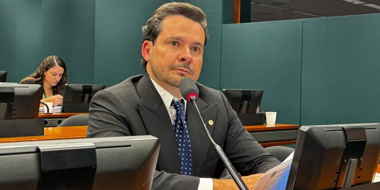 Capitão Alberto Neto cobra do Ministério da Educação explicações sobre mais de 230 obras paralisadas no Amazonas