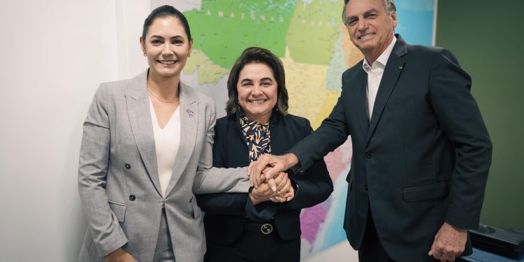 ’Bolsonaro acordou com uma tornozeleira no pé e o Brasil com um alerta no peito’, diz Professora Maria do Carmo