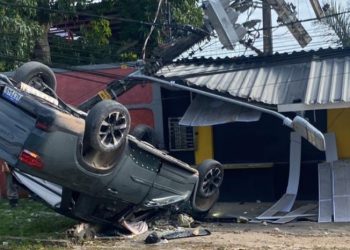 Carro derruba poste na estrada do Tarumã em Manaus