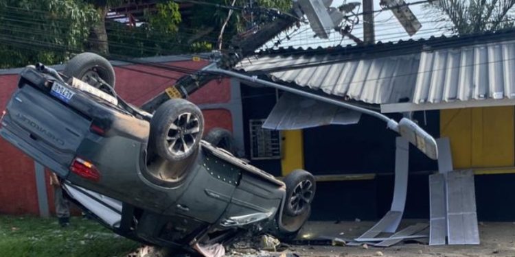 Carro derruba poste na estrada do Tarumã em Manaus