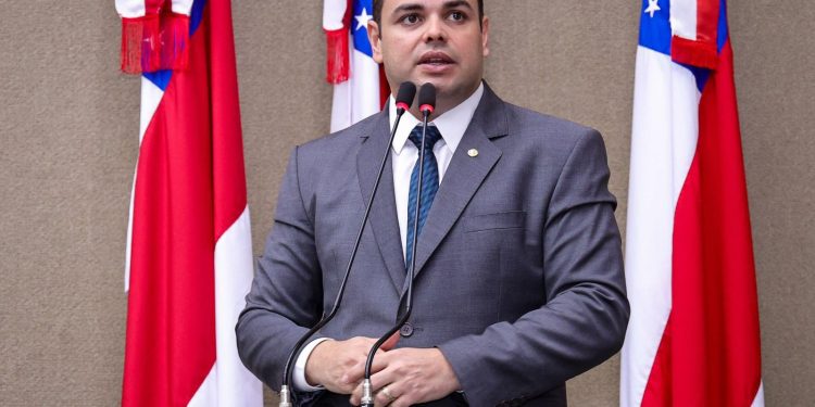 Presidente Roberto Cidade propõe lei para combater a dependência tecnológica de crianças e adolescentes nas escolas do Amazonas