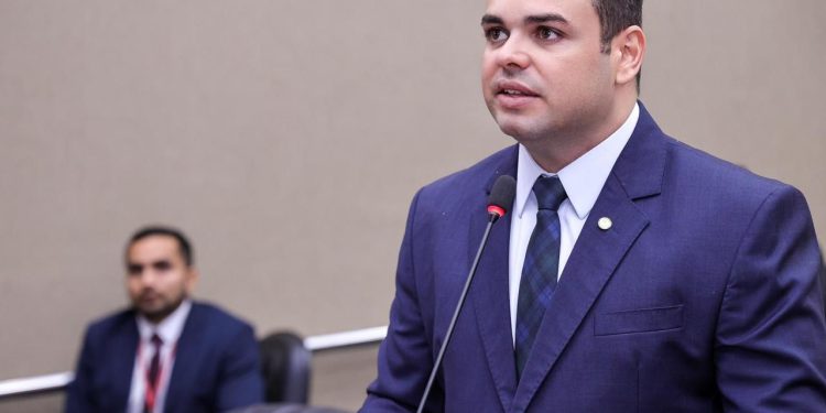 Presidente Roberto Cidade propõe apoio à FCecon com destinação de emendas parlamentares no orçamento estadual