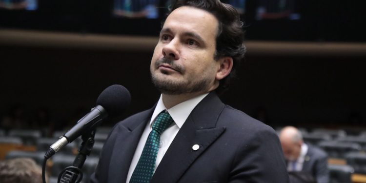Capitão Alberto Neto Cobra Ministérios da Saúde e da Justiça Sobre Fraude de Quase R$ 40 Milhões no Programa Farmácia Popular