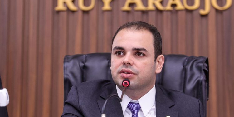 Presidente Roberto Cidade reabre os trabalhos legislativos do plenário do Parlamento Amazonense nesta terça-feira, 5/8