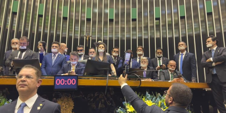 Capitão Alberto Neto e deputados de oposição protestam contra prisão de Bolsonaro e crimes de Alexandre de Moraes contra os direitos humanos