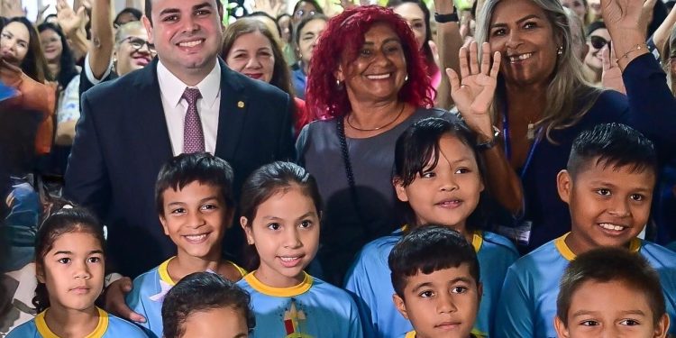 No Dia do Estudante, Roberto Cidade destaca leis que fortalecem a educação e garantem oportunidades para os jovens amazonenses