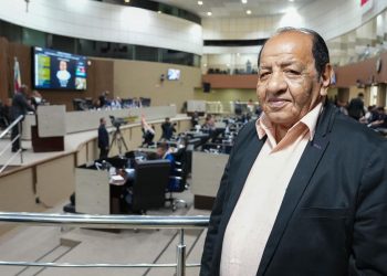 Câmara Municipal de Manaus homenageia servidor que completa 40 anos de serviço na instituição