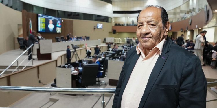 Câmara Municipal de Manaus homenageia servidor que completa 40 anos de serviço na instituição