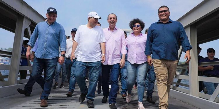 Omar Aziz participa da inauguração do novo porto de Barcelos, no interior do Amazonas