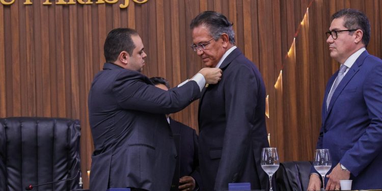 Presidente Roberto Cidade destaca contribuições do ministro Mauro Campbell e do juiz Lizandro Garcia para o Judiciário brasileiro, durante outorga da Medalha Ruy Araújo