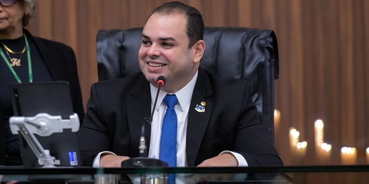 Presidente Roberto Cidade propõe criação de Escola de Aquaviários para formar profissionais da navegação no Amazonas