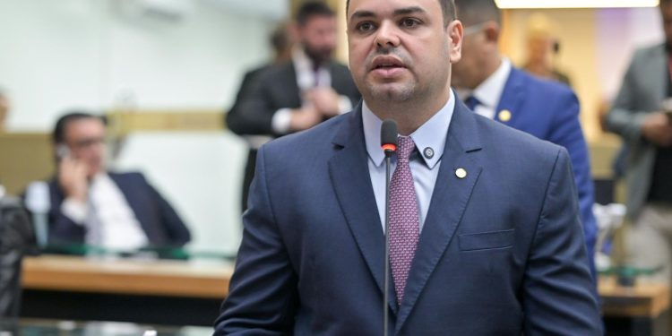 Roberto Cidade propõe aviso eletrônico via celular sobre remoção de veículos em estacionamento irregular