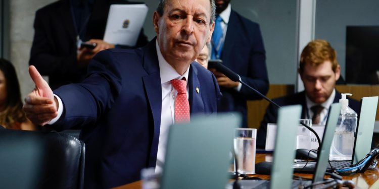 Omar Aziz critica pirotecnia em operação pequenos garimpeiros no Rio Madeira e pede punição a verdadeiros criminosos