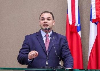 Presidente Roberto Cidade destaca papel da juventude na construção da democracia, durante posse do Parlamento Jovem 2025