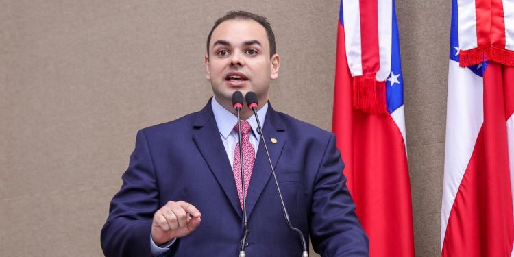 Presidente Roberto Cidade destaca papel da juventude na construção da democracia, durante posse do Parlamento Jovem 2025