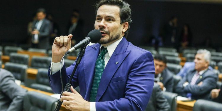 Capitão Alberto Neto pede apuração de abusos em operação da PF no sul do Amazonas