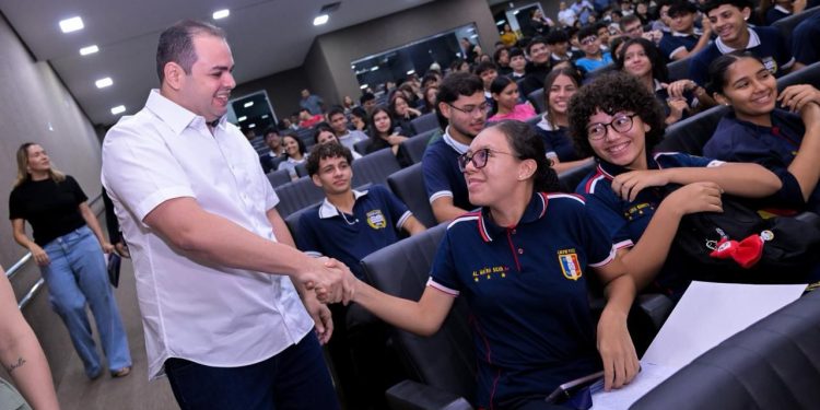Presidente Roberto Cidade incentiva alunos na preparação para o Enem 2025 por meio do programa Aleam Educa, de sua autoria