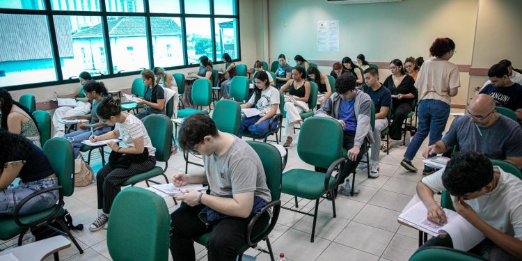 Milhares de candidatos dão início ao sonho de ingressar na UEA por meio do Vestibular 2025, acesso 2026