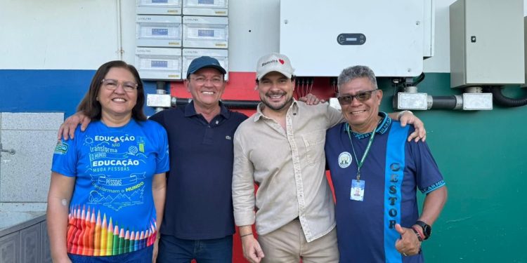 Capitão Alberto Neto inaugura sistema de energia solar em escolas de Humaitá