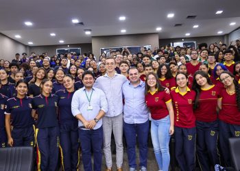 Presidente Roberto Cidade celebra participação de estudantes da rede estadual no programa Aleam Educa