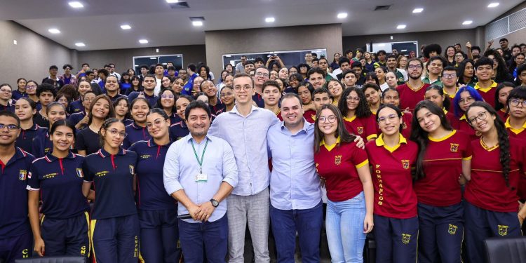 Presidente Roberto Cidade celebra participação de estudantes da rede estadual no programa Aleam Educa