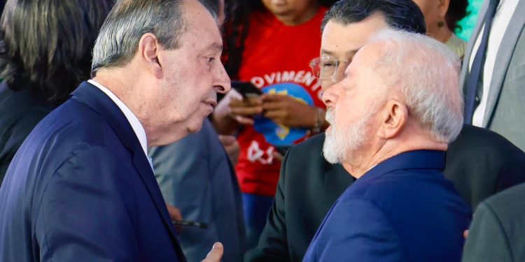 Omar Aziz participa de sanção de lei que garante energia elétrica gratuita para famílias de baixa renda