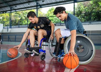 Inclusão na prática: curso de Educação Física da UEA promove aulas sobre o manuseio de cadeira de rodas