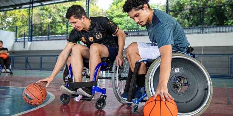 Inclusão na prática: curso de Educação Física da UEA promove aulas sobre o manuseio de cadeira de rodas