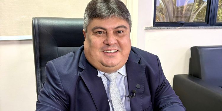 Presidente David Reis anuncia ‘abono natalino’ para servidores da Câmara Municipal de Manaus