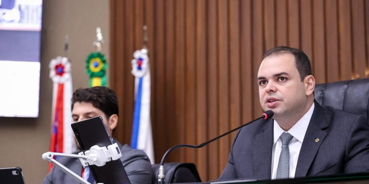 Presidente Roberto Cidade reforça compromisso com a dignidade menstrual e celebra avanço de políticas públicas sobre o tema