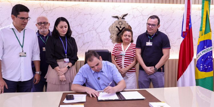 Presidente Roberto Cidade comemora número de inscritos para o concurso público da Aleam e alerta para data limite de inscrições