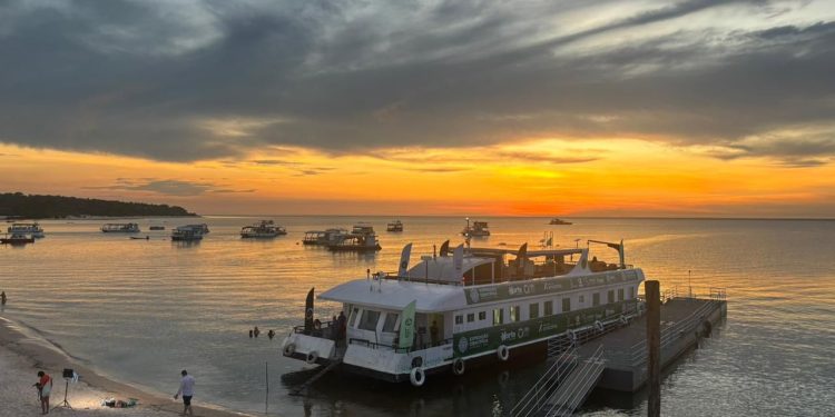 UEA na COP30: expedição científica da universidade monitora qualidade das águas amazônicas em rota até Belém