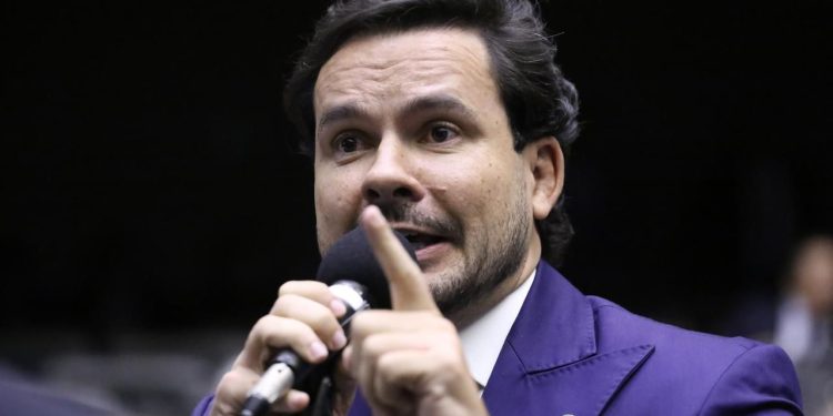 Capitão Alberto Neto endurece lei e fecha brecha que beneficiava pedófilos no sistema penal